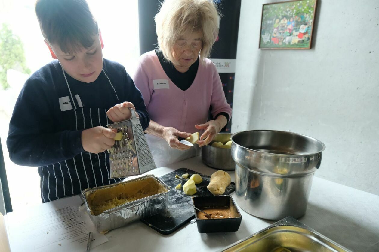  Międzypokoleniowe warsztaty kulinarne dla najmłodszych oraz ich babć i dziadków (zdjęcie 30) - Autor: DW