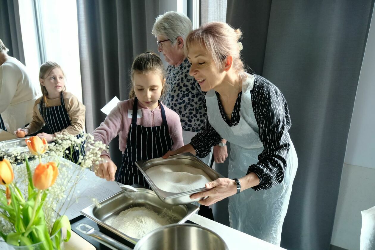  Międzypokoleniowe warsztaty kulinarne dla najmłodszych oraz ich babć i dziadków (zdjęcie 11) - Autor: DW