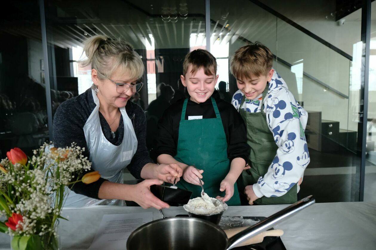 Międzypokoleniowe warsztaty kulinarne dla najmłodszych oraz ich babć i dziadków - Autor: DW