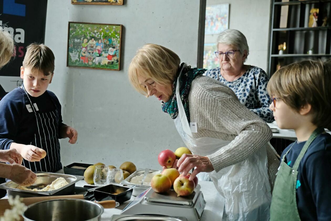  Międzypokoleniowe warsztaty kulinarne dla najmłodszych oraz ich babć i dziadków (zdjęcie 22) - Autor: DW