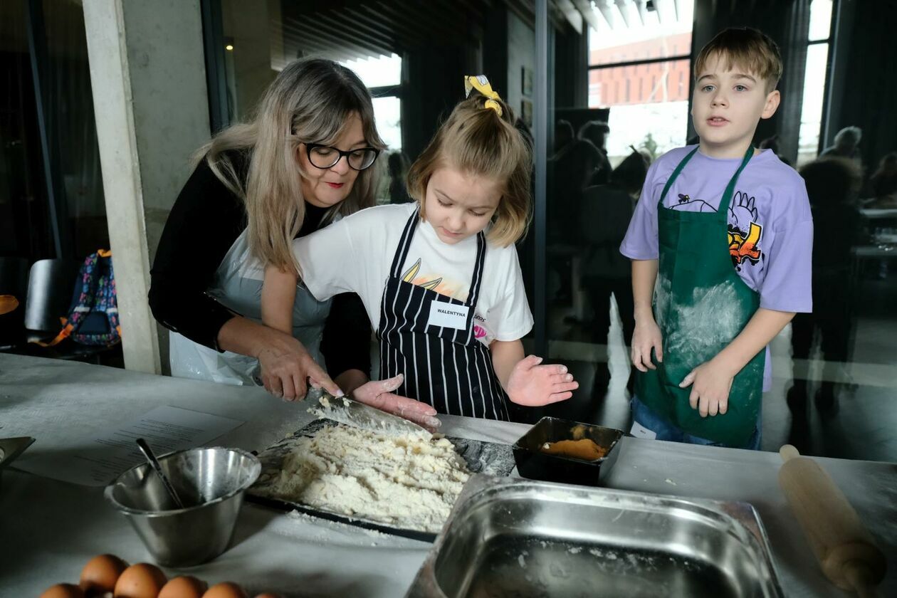  Międzypokoleniowe warsztaty kulinarne dla najmłodszych oraz ich babć i dziadków (zdjęcie 21) - Autor: DW