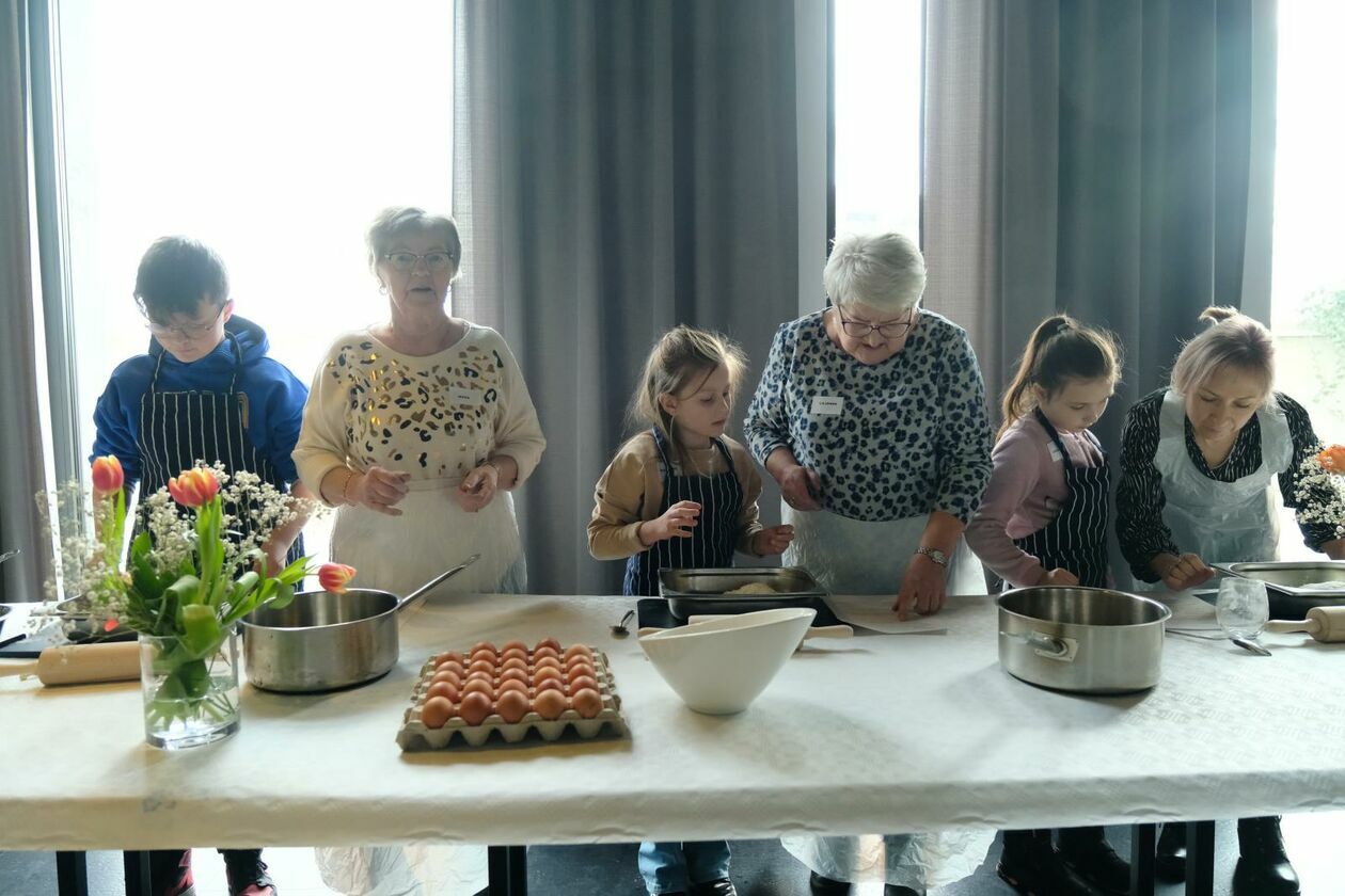  Międzypokoleniowe warsztaty kulinarne dla najmłodszych oraz ich babć i dziadków (zdjęcie 12) - Autor: DW