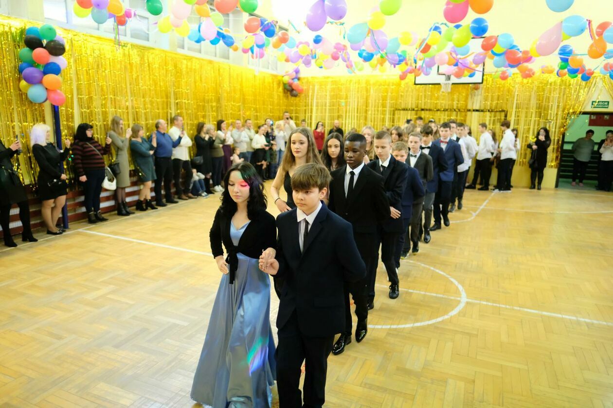  Bal 8-klasistów w Szkole Podstawowej nr 34 w Lublinie (zdjęcie 34) - Autor: DW
