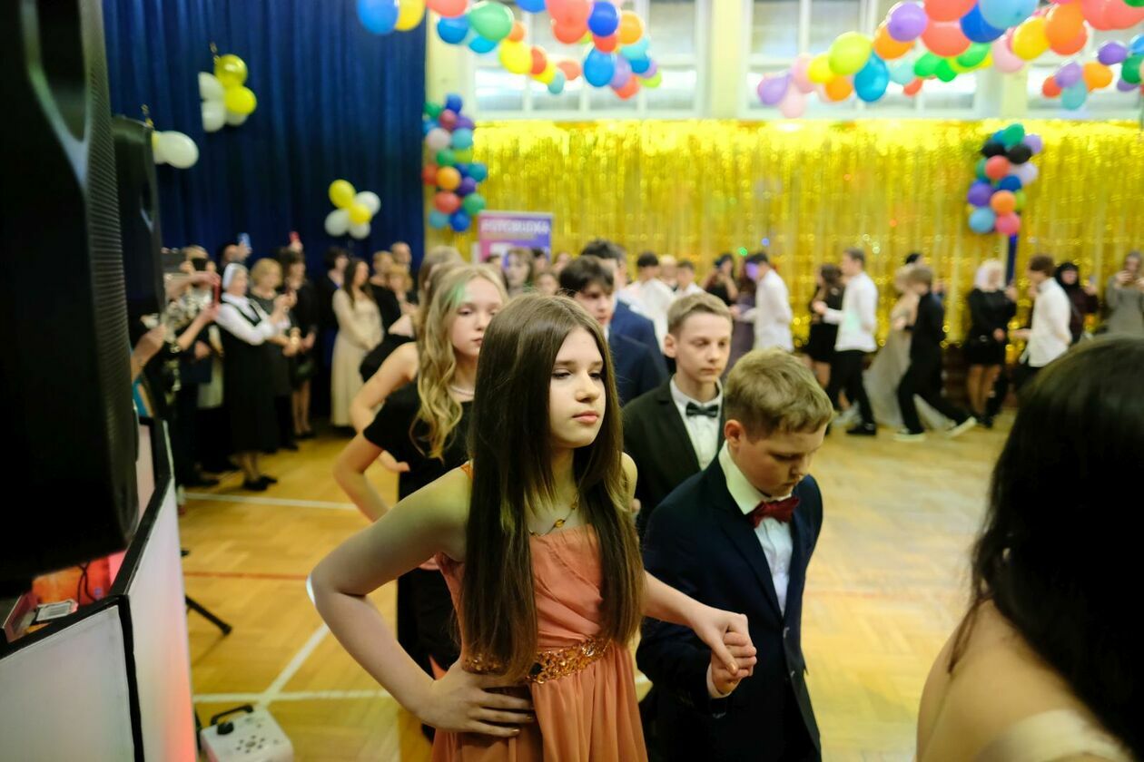  Bal 8-klasistów w Szkole Podstawowej nr 34 w Lublinie (zdjęcie 19) - Autor: DW
