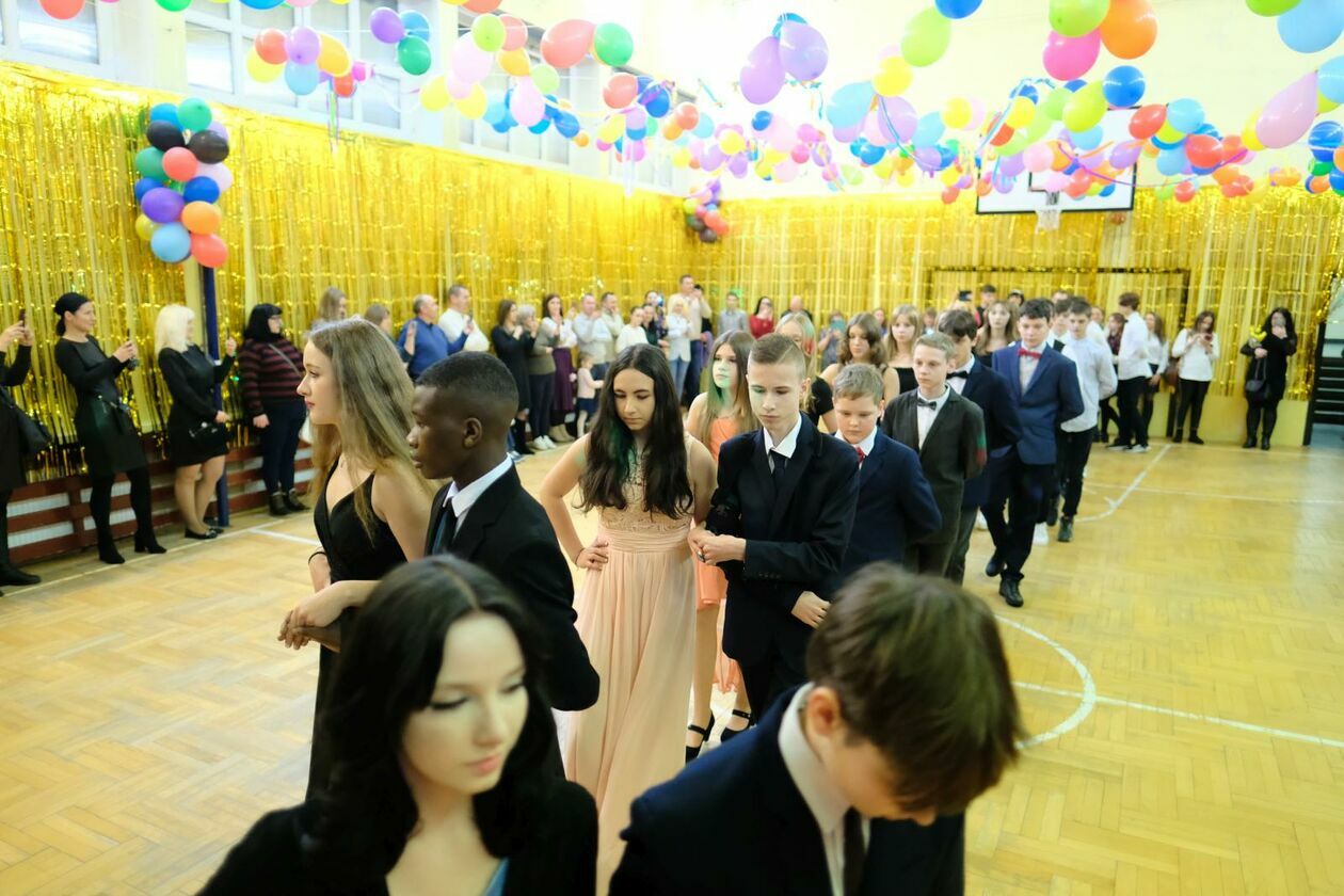  Bal 8-klasistów w Szkole Podstawowej nr 34 w Lublinie (zdjęcie 35) - Autor: DW