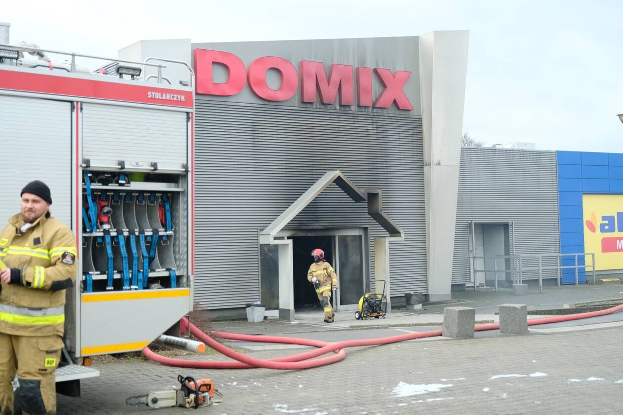  Spalony sklep meblowy Domix (zdjęcie 16) - Autor: DW