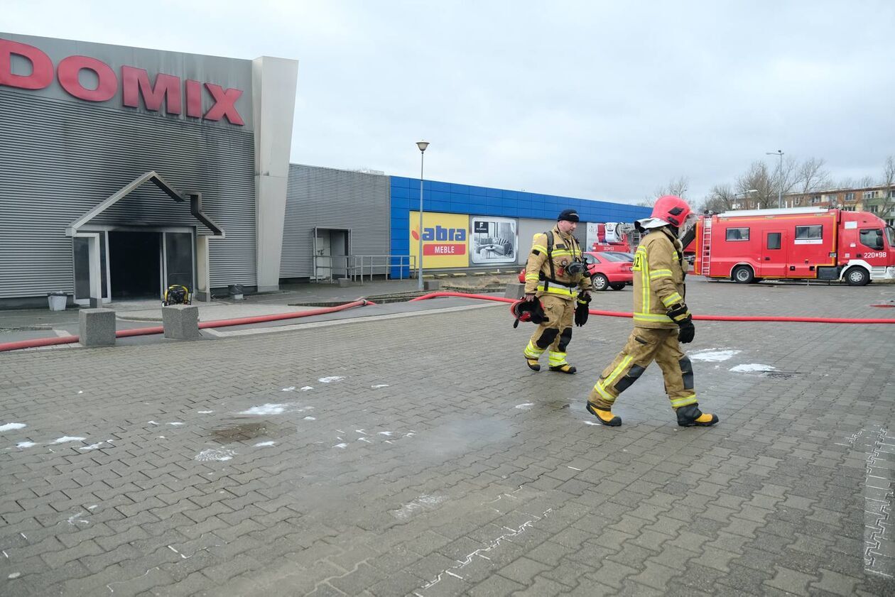  Spalony sklep meblowy Domix (zdjęcie 15) - Autor: DW