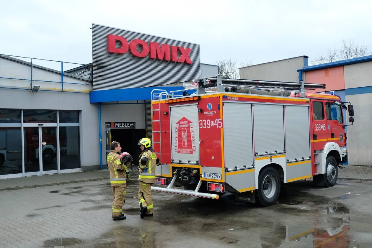  Spalony sklep meblowy Domix (zdjęcie 2) - Autor: DW