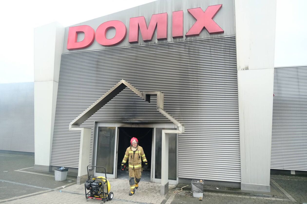  Spalony sklep meblowy Domix (zdjęcie 9) - Autor: DW