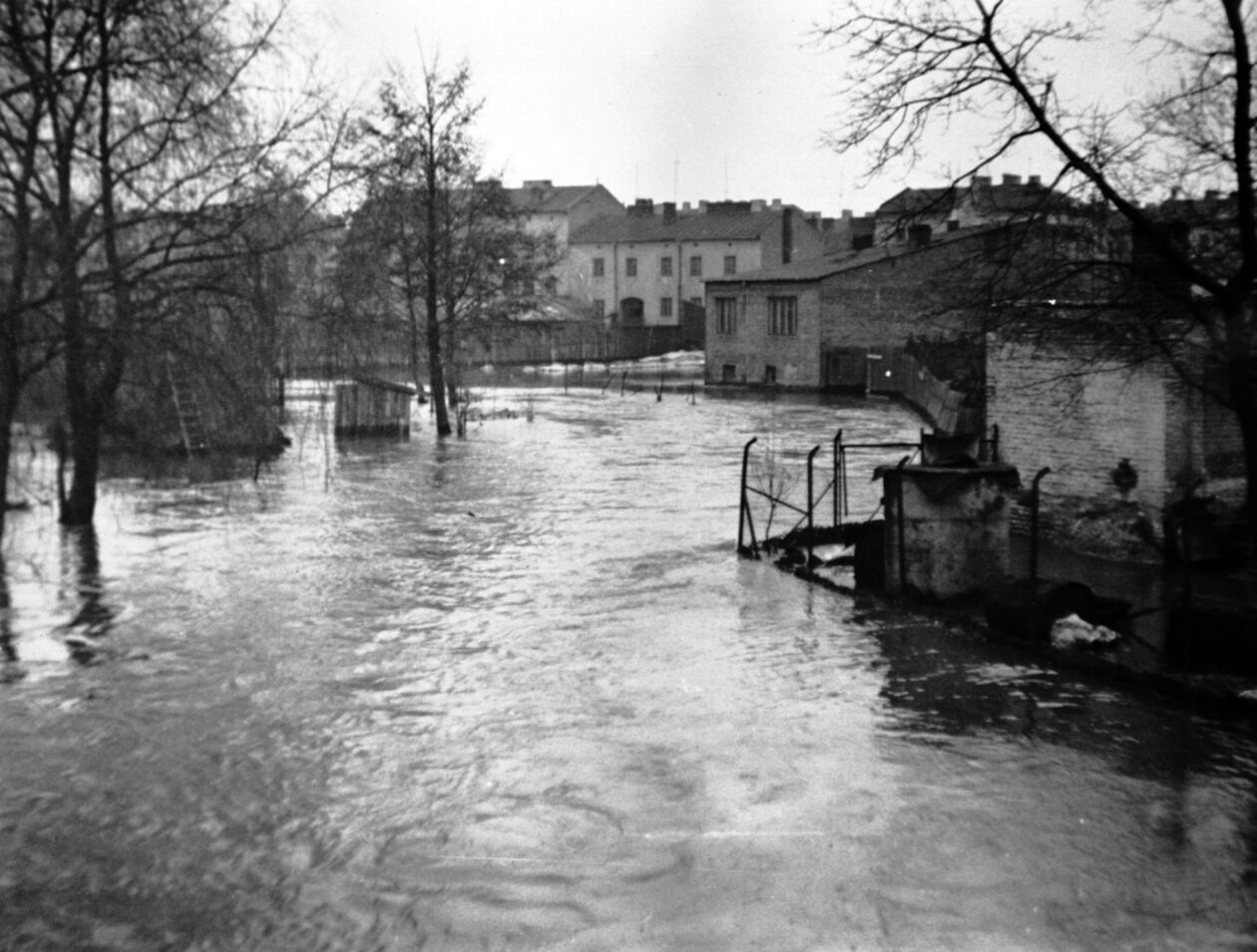  <p>Widok ulicy Kościelnej w czasie powodzi w Lublinie</p>