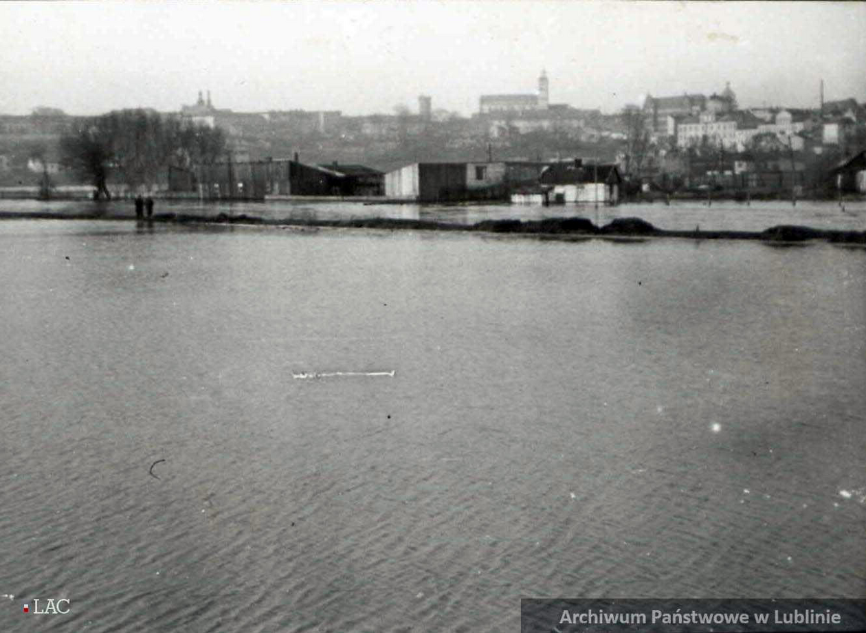  <p>Pow&oacute;dź w Lublinie. Rzeka Bystrzyca &ndash; stadion sportowy [w tle panorama Starego Miasta]</p>