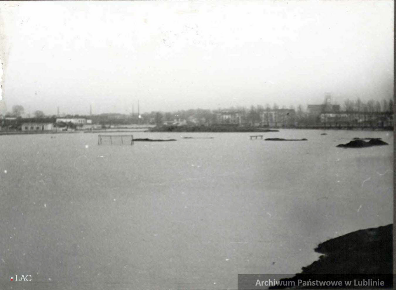 <p>Pow&oacute;dź w Lublinie. Rzeka Bystrzyca &ndash; widok z mostu na Alejach Piłsudskiego na stadion sportowy.</p>