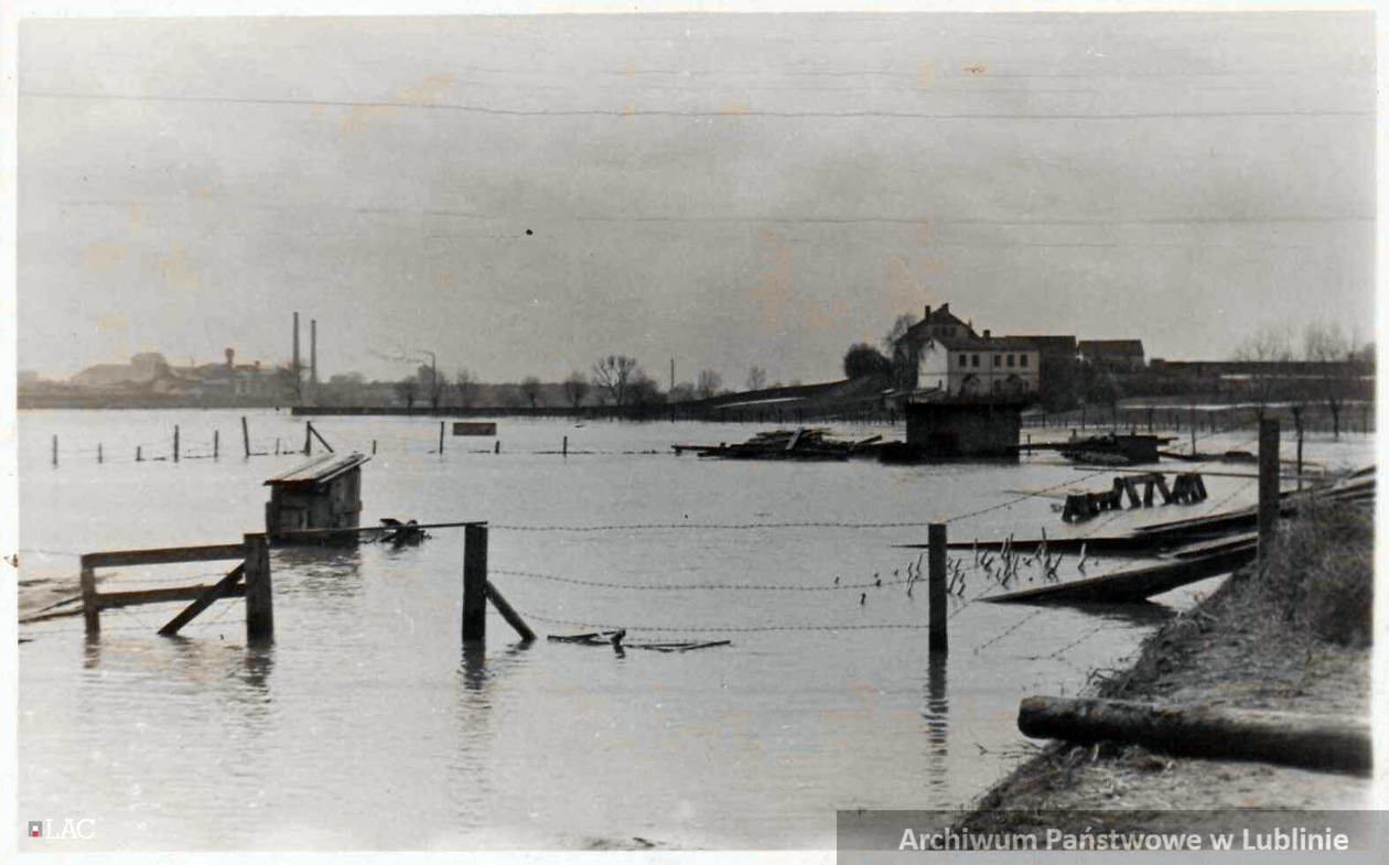  <p>Pow&oacute;dź w Lublinie. Widok na zalane magazyny obok mostu na Alei Piłsudskiego</p>