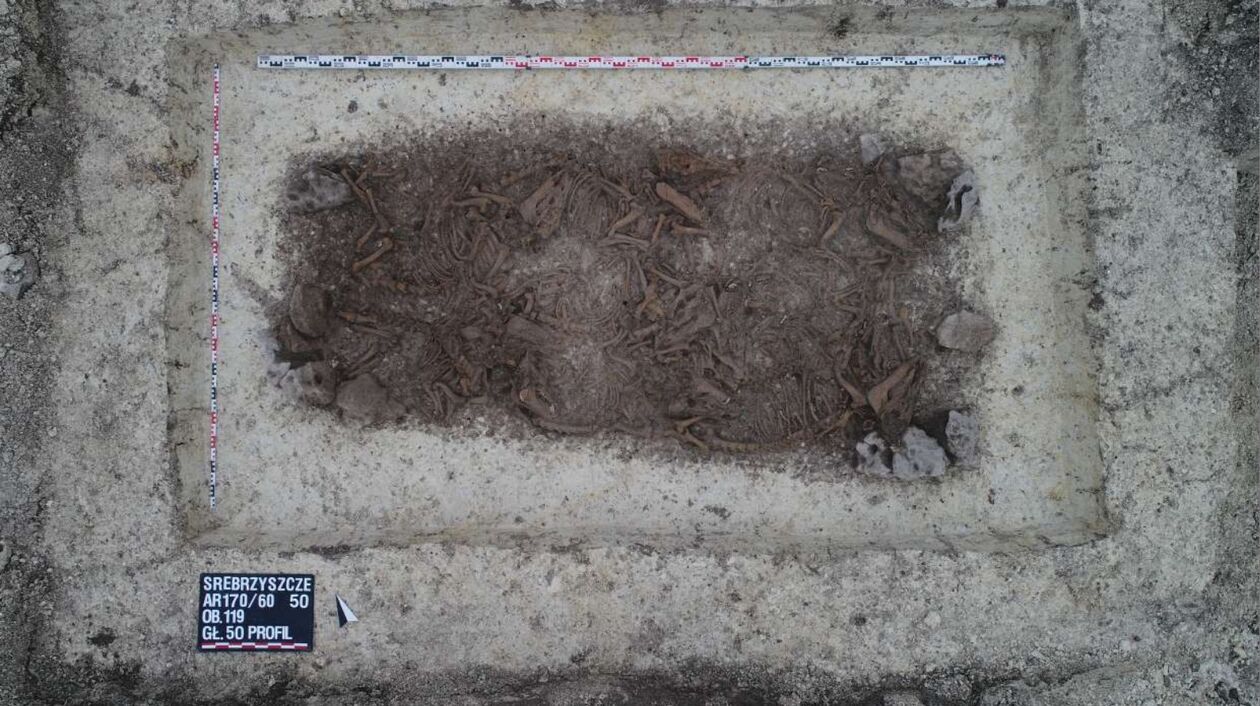  Ślady osadnictwa z okresu epoki brązu i wczesnej epoki żelaza odkryli archeolodzy podczas prac na bu (zdjęcie 3) - Autor: Andrzej Lach