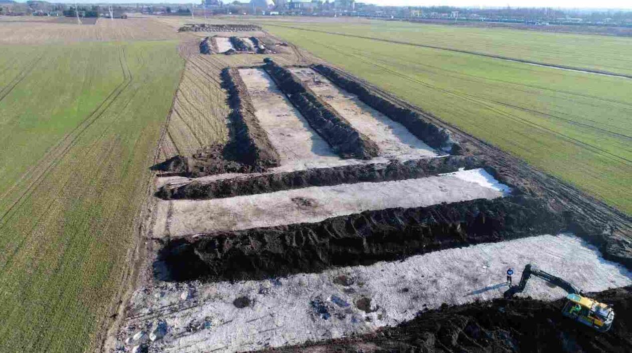Ślady osadnictwa z okresu epoki brązu i wczesnej epoki żelaza odkryli archeolodzy podczas prac na bu - Autor: Andrzej Lach