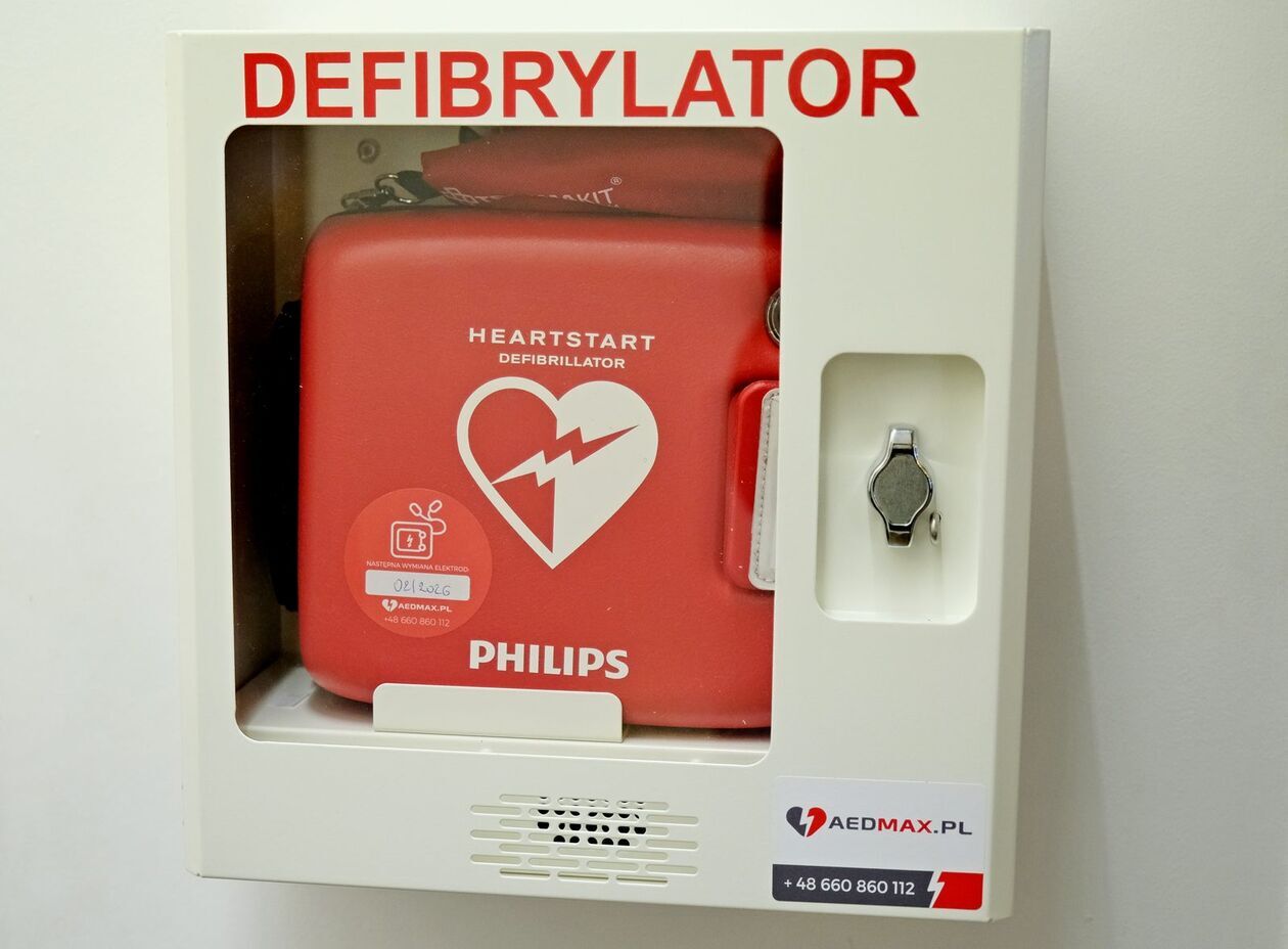  Defibrylator w bibliotece  - Autor: DW