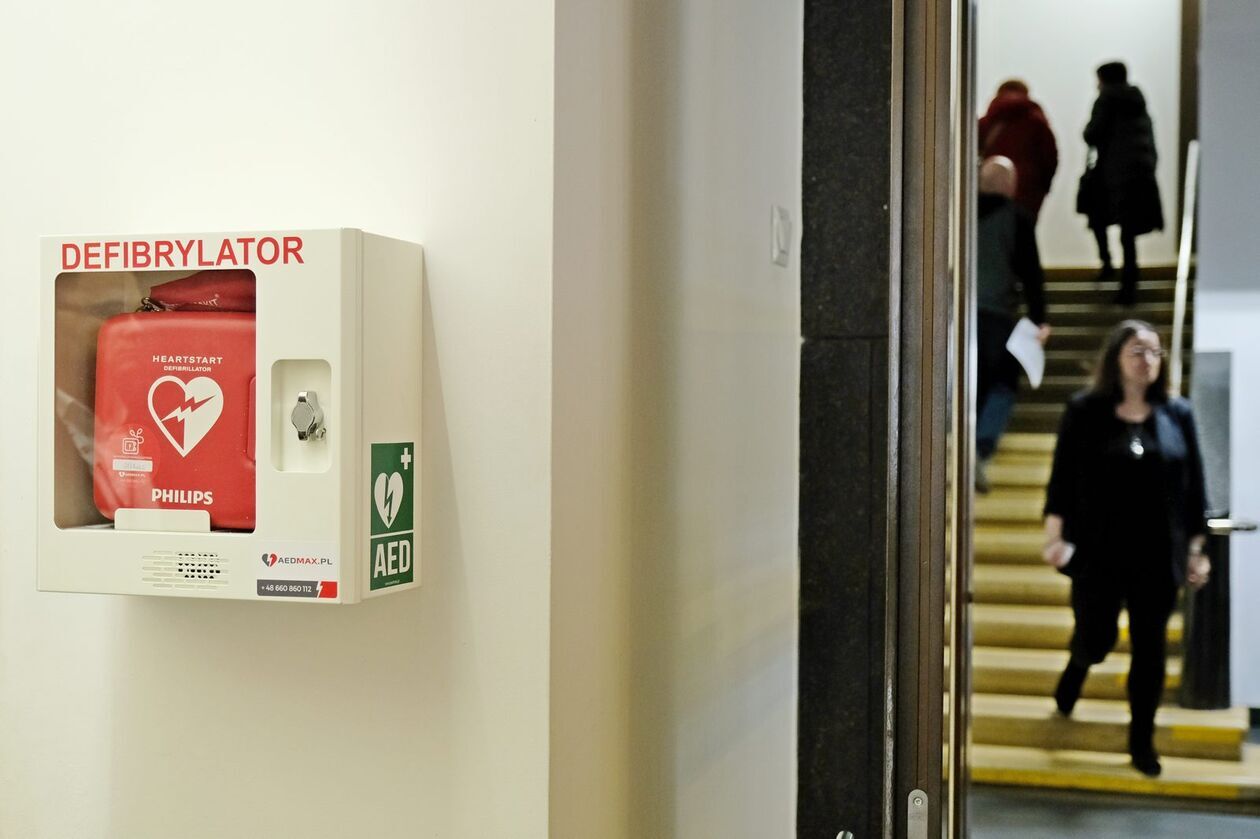  Defibrylator w bibliotece (zdjęcie 10) - Autor: DW