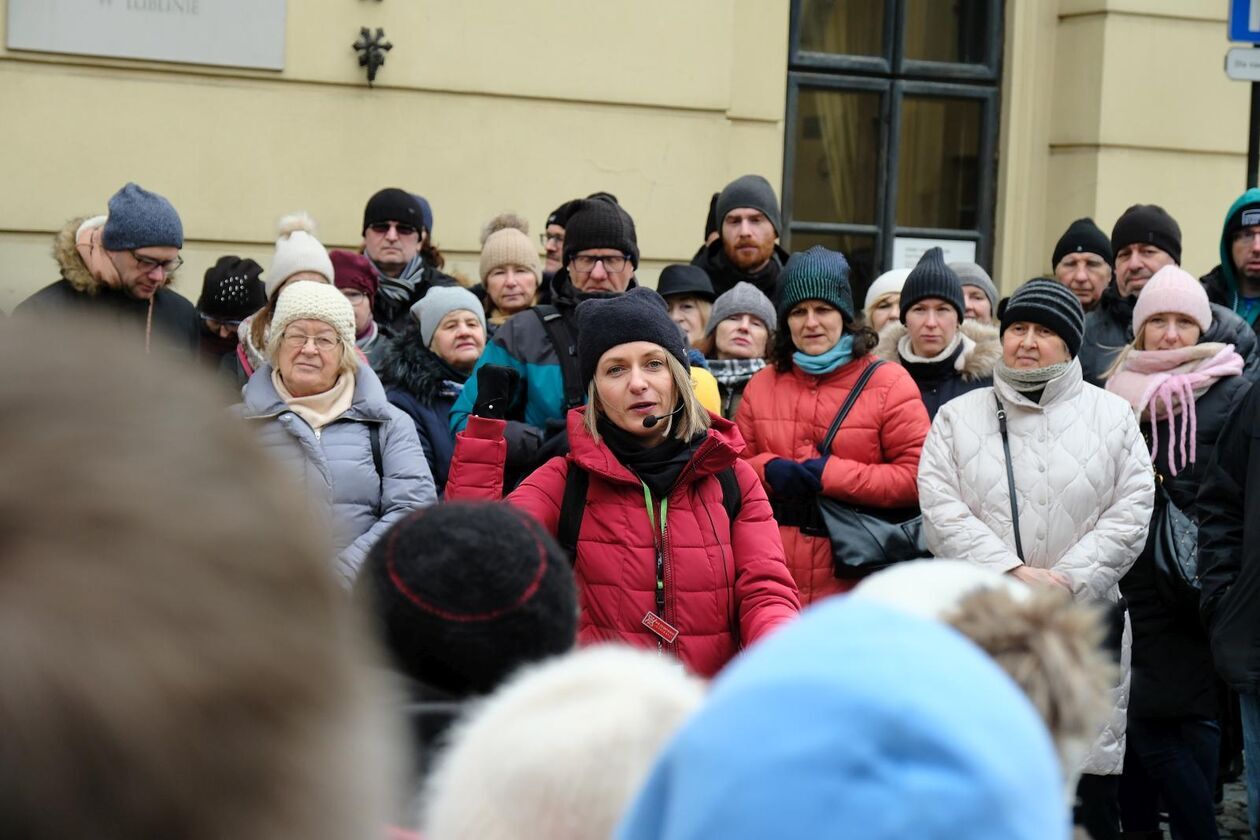  Spacer pt. Zakochany Lublin prowadzi przewodniczka Agnieszka Malinowska-Mikołajczyk (zdjęcie 23) - Autor: DW