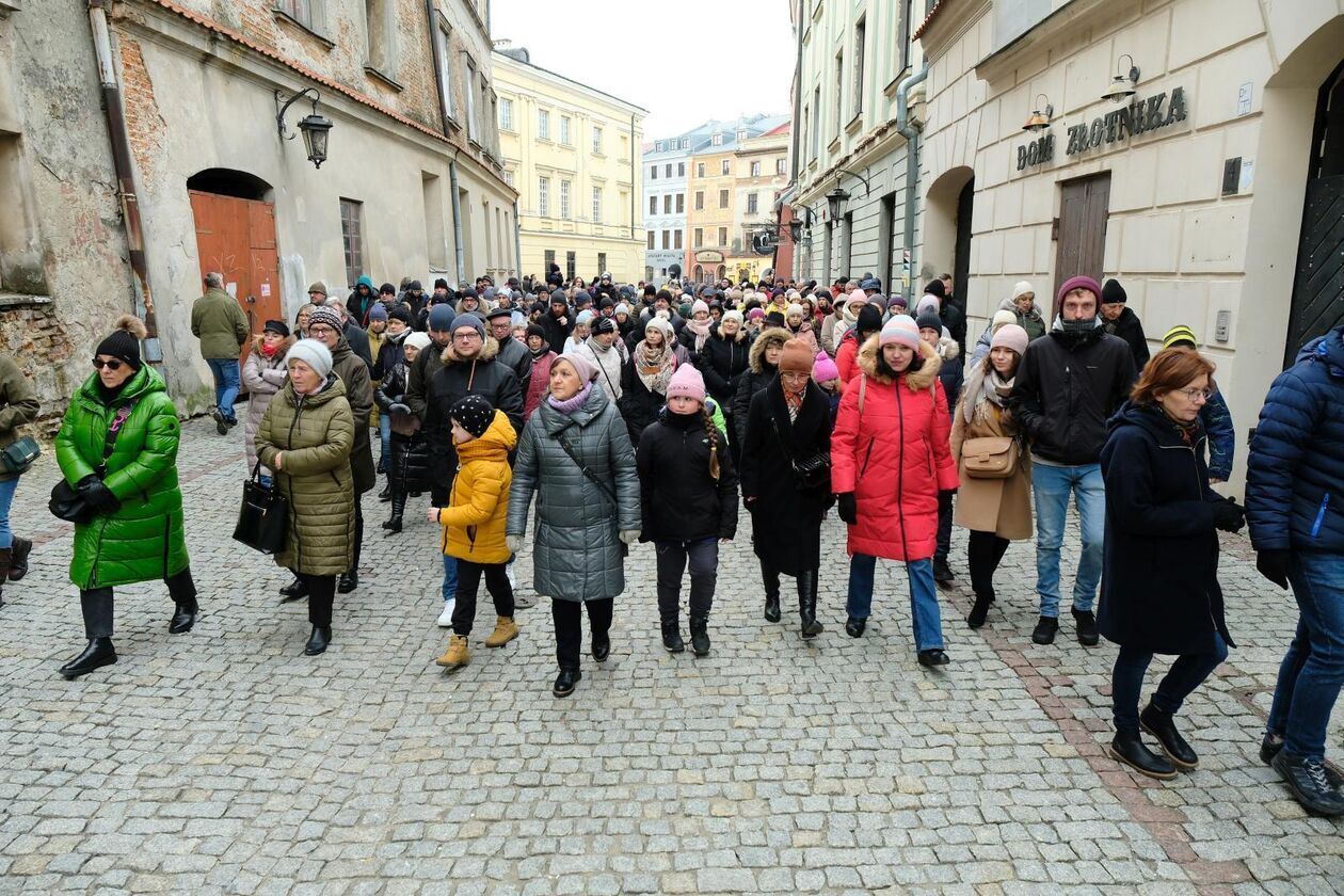  Spacer pt. Zakochany Lublin prowadzi przewodniczka Agnieszka Malinowska-Mikołajczyk (zdjęcie 28) - Autor: DW