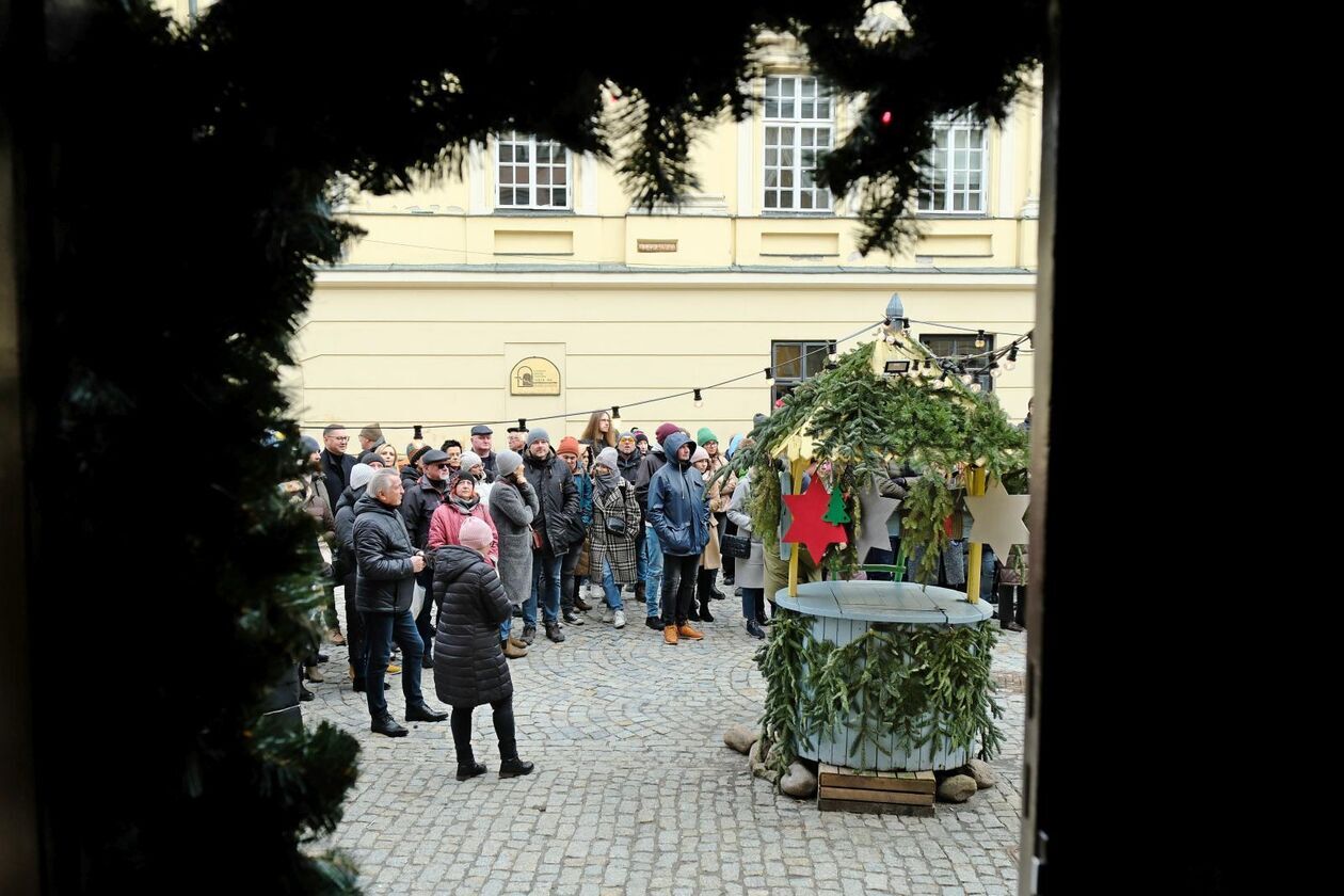  Spacer pt. Zakochany Lublin prowadzi przewodniczka Agnieszka Malinowska-Mikołajczyk (zdjęcie 9) - Autor: DW