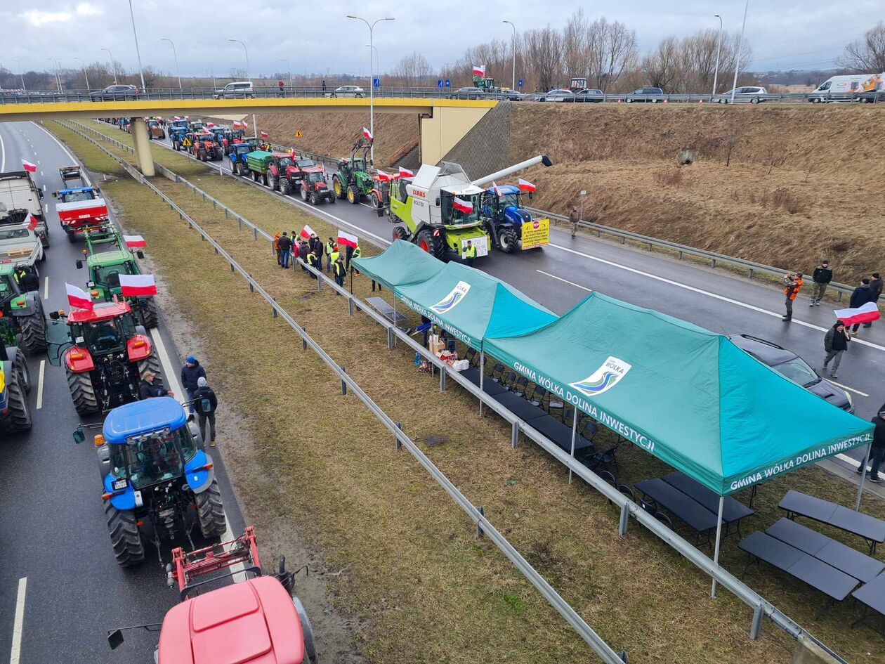  Protest rolników na węźle Tatary (zdjęcie 4) - Autor: DW