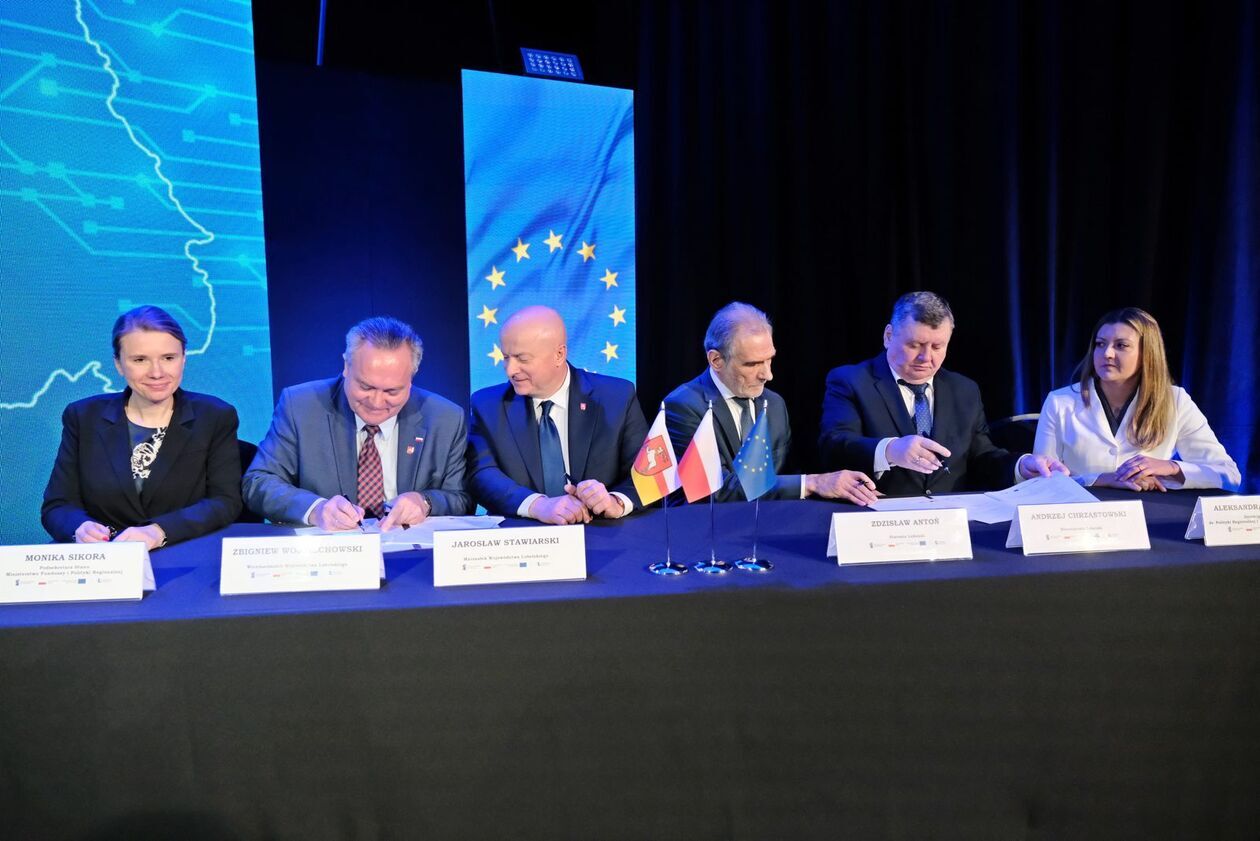  Podpisanie umowy o dofinansowanie na projekt e-geodezja II  (zdjęcie 9) - Autor: DW