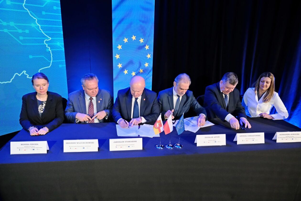  Podpisanie umowy o dofinansowanie na projekt e-geodezja II  (zdjęcie 7) - Autor: DW