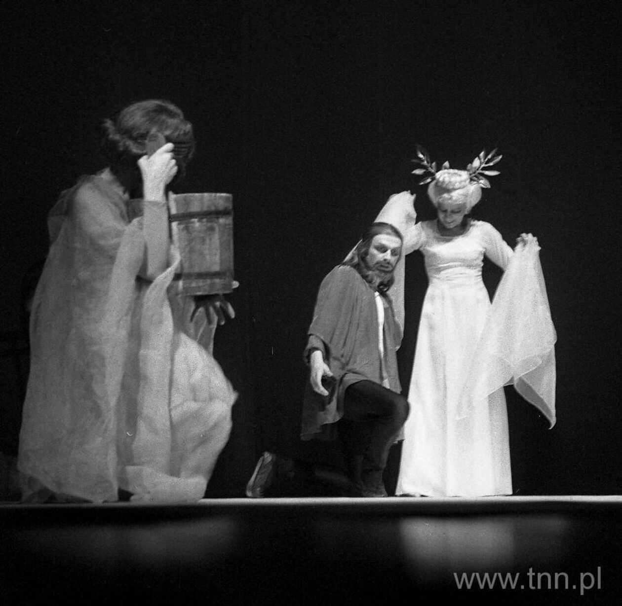  <p>Spektakl "Malczewski" w wykonaniu Teatru Wizji i Ruchu. W środku - Jerzy Leszczyński. Teatr im. J. Osterwy</p>