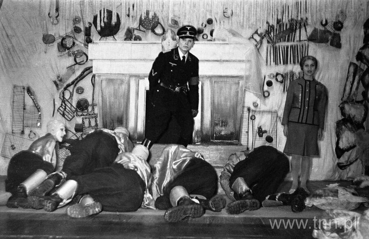  <p>Scena ze spektaklu "Trismus" teatru Gong 2. ACK Chatka Żaka. Na zdjęciu: Piotr Niemczyk, Krystyna Szmagaris, Elżbieta Orzechowska (pierwsza z lewej)</p>
