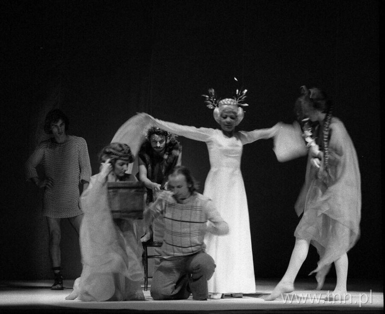  <p>Pr&oacute;ba do spektaklu "Malczewski" w wykonaniu Teatru Wizji i Ruchu. Jerzy Leszczyński - klęczy w środku. Teatr im. J. Osterwy</p>