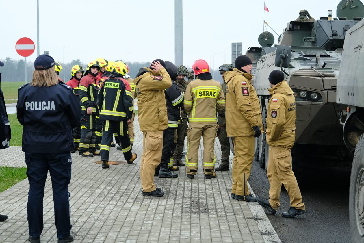  Ćwiczenia DRAGON 24 na odcinku drogi S19d węzeł Niedrzwica Duża - węzeł Kraśnik Płn. (zdjęcie 37) - Autor: DW