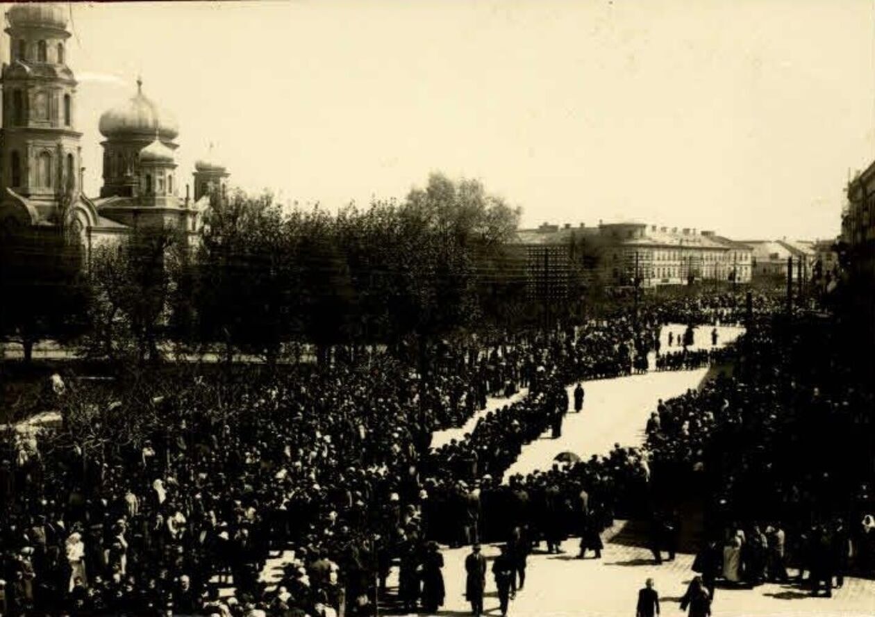  <p>Uroczystości na Placu Litewskim w Lublinie. Po lewej stronie widoczna cerkiew</p>