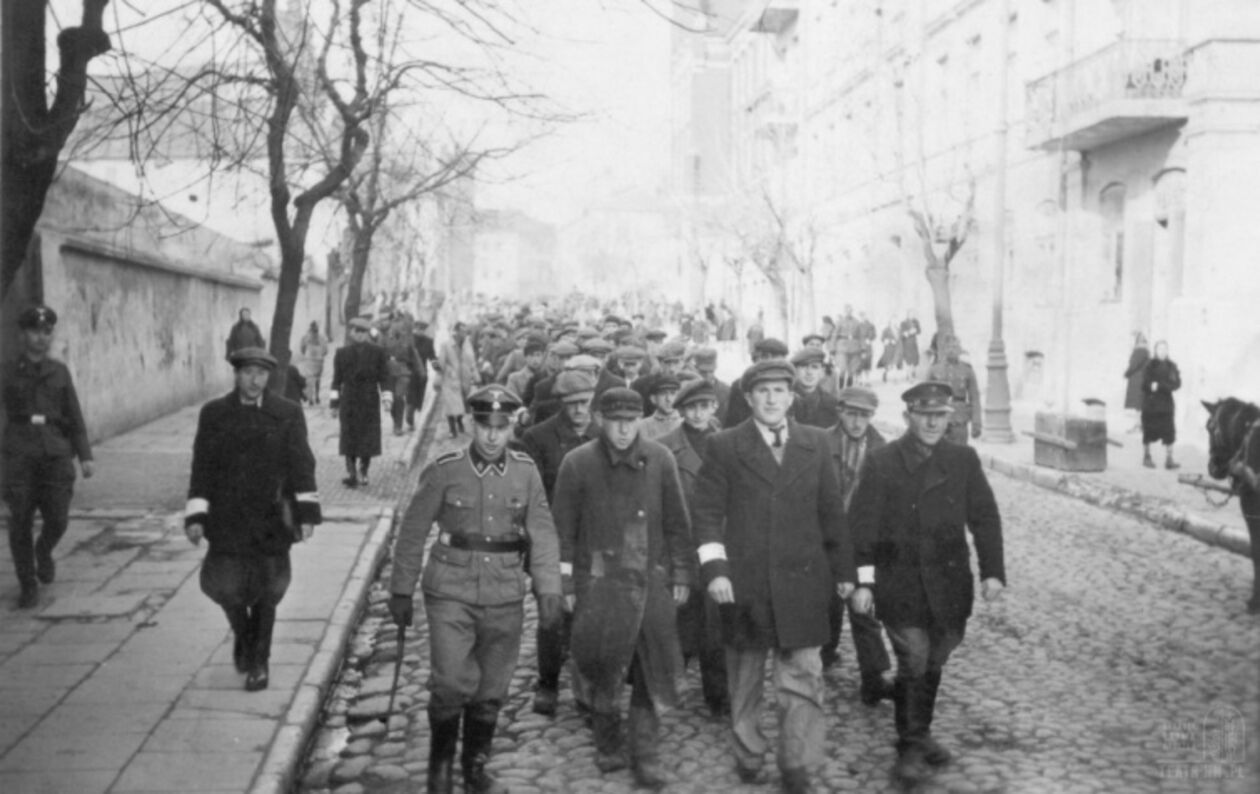 <p>Przemarsz żydowskich mężczyzn na ulicy Bernardyńskiej w Lublinie</p>