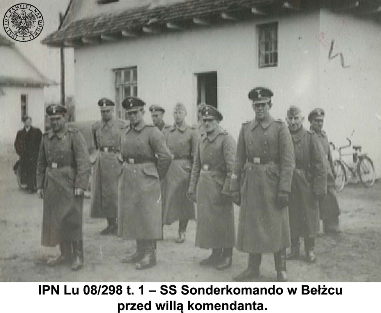  <p>Funkcjonariusze SS-Sonderkommando przed willa komendanta obozu zagłady w Bełżcu</p>