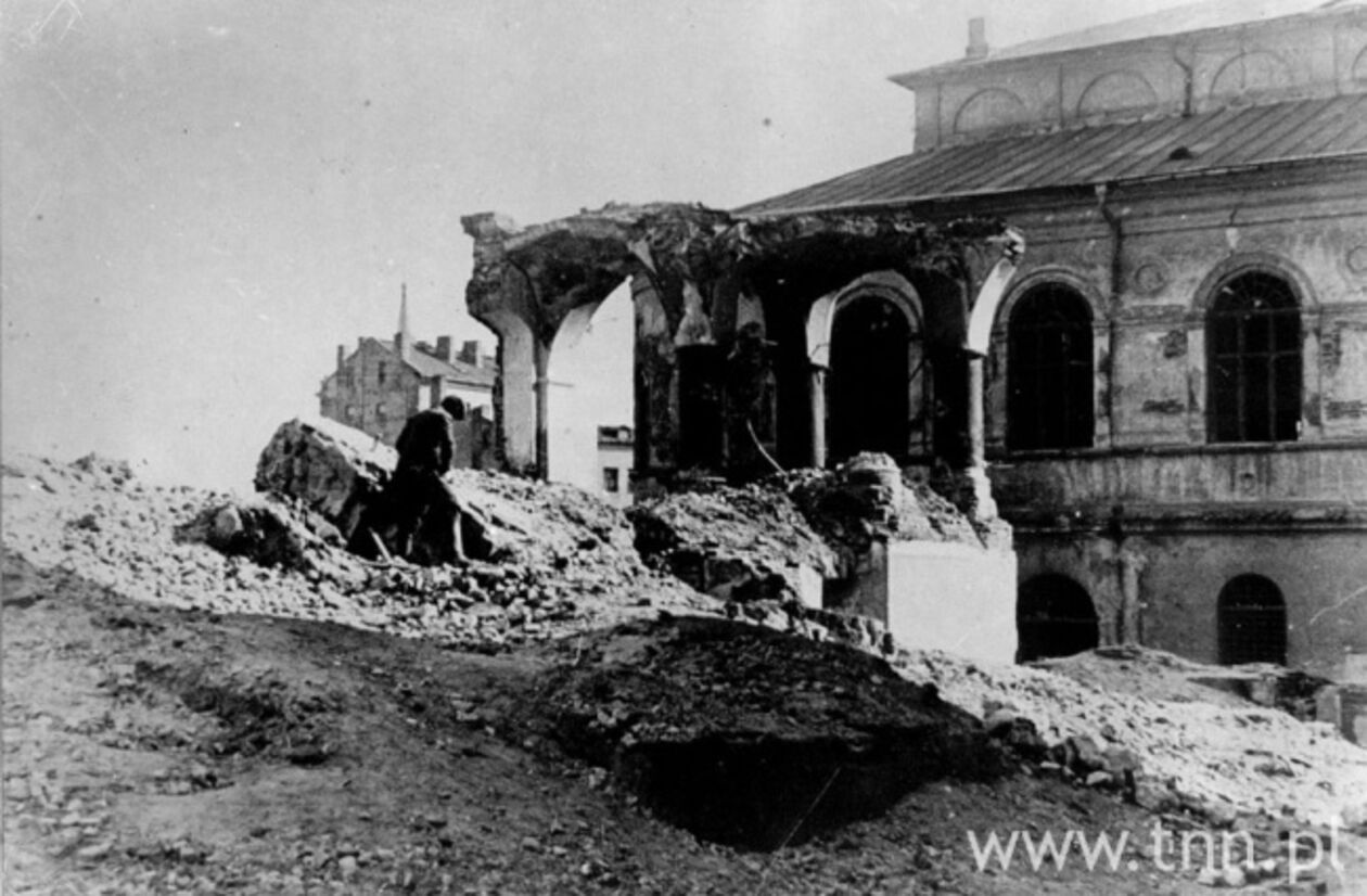  <p>Wyburzanie dzielnicy żydowskiej na Podzamczu; w tle Wielka Synagoga</p>