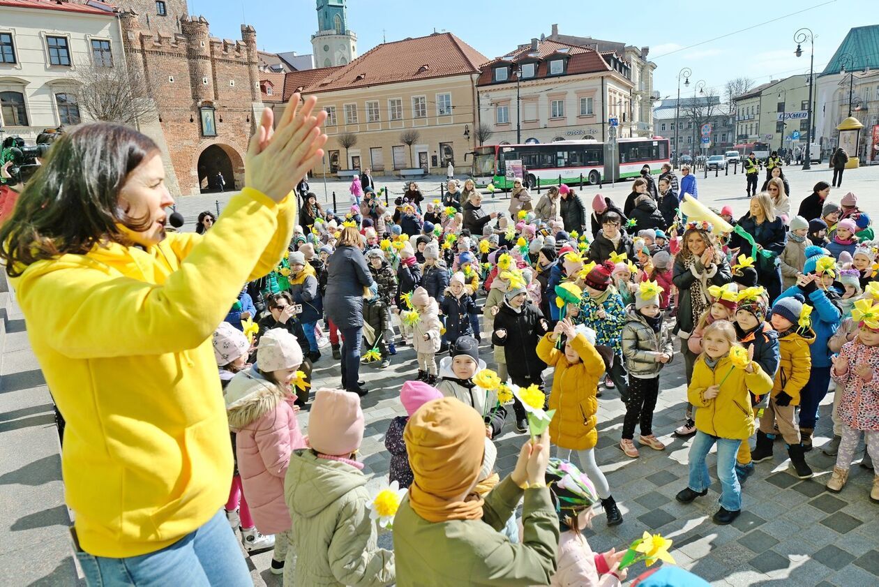  Przedszkolaki świętują pierwszy dzień wiosny (zdjęcie 26) - Autor: DW