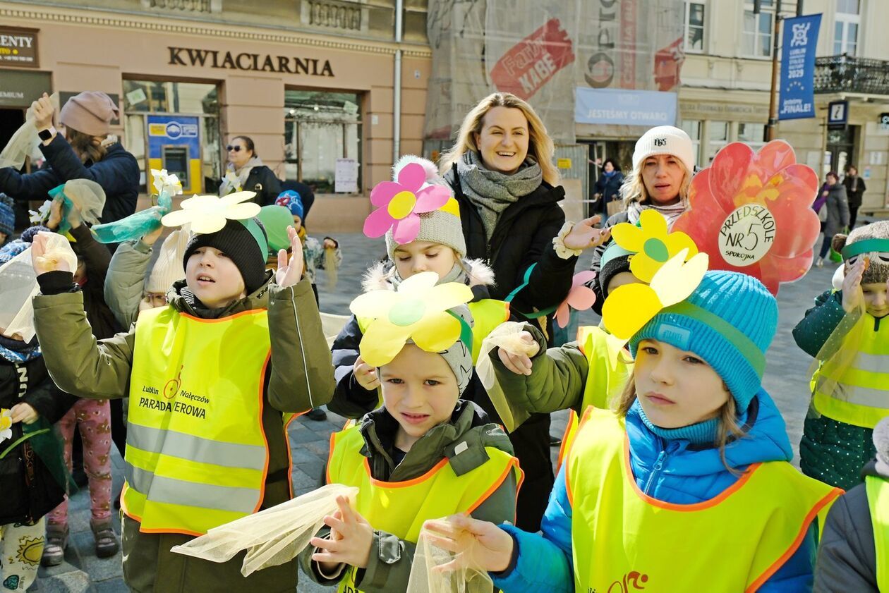  Przedszkolaki świętują pierwszy dzień wiosny (zdjęcie 23) - Autor: DW