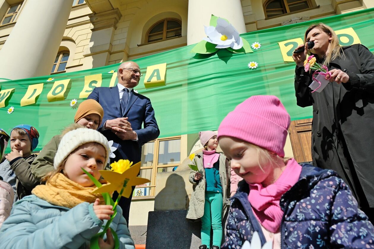  Przedszkolaki świętują pierwszy dzień wiosny (zdjęcie 15) - Autor: DW