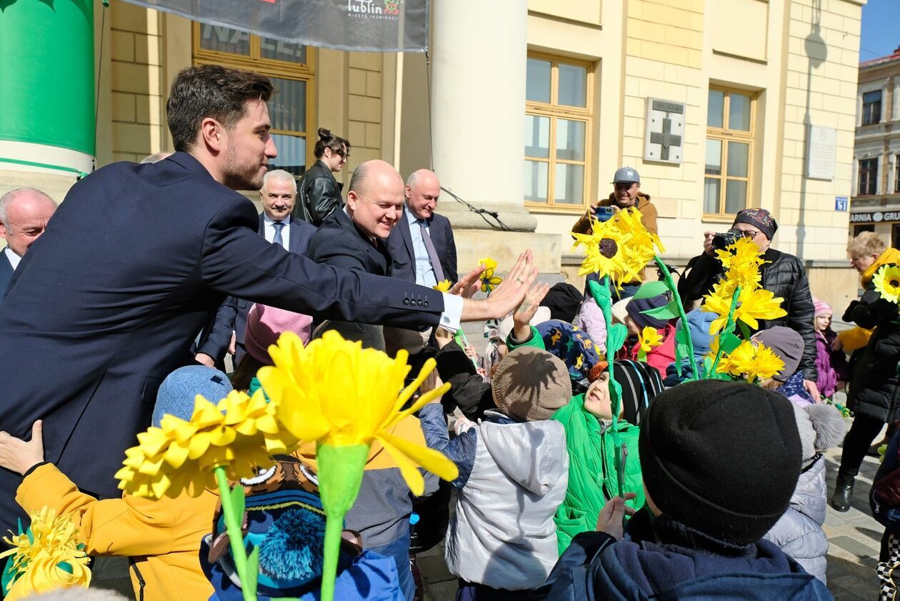  Przedszkolaki świętują pierwszy dzień wiosny (zdjęcie 17) - Autor: DW