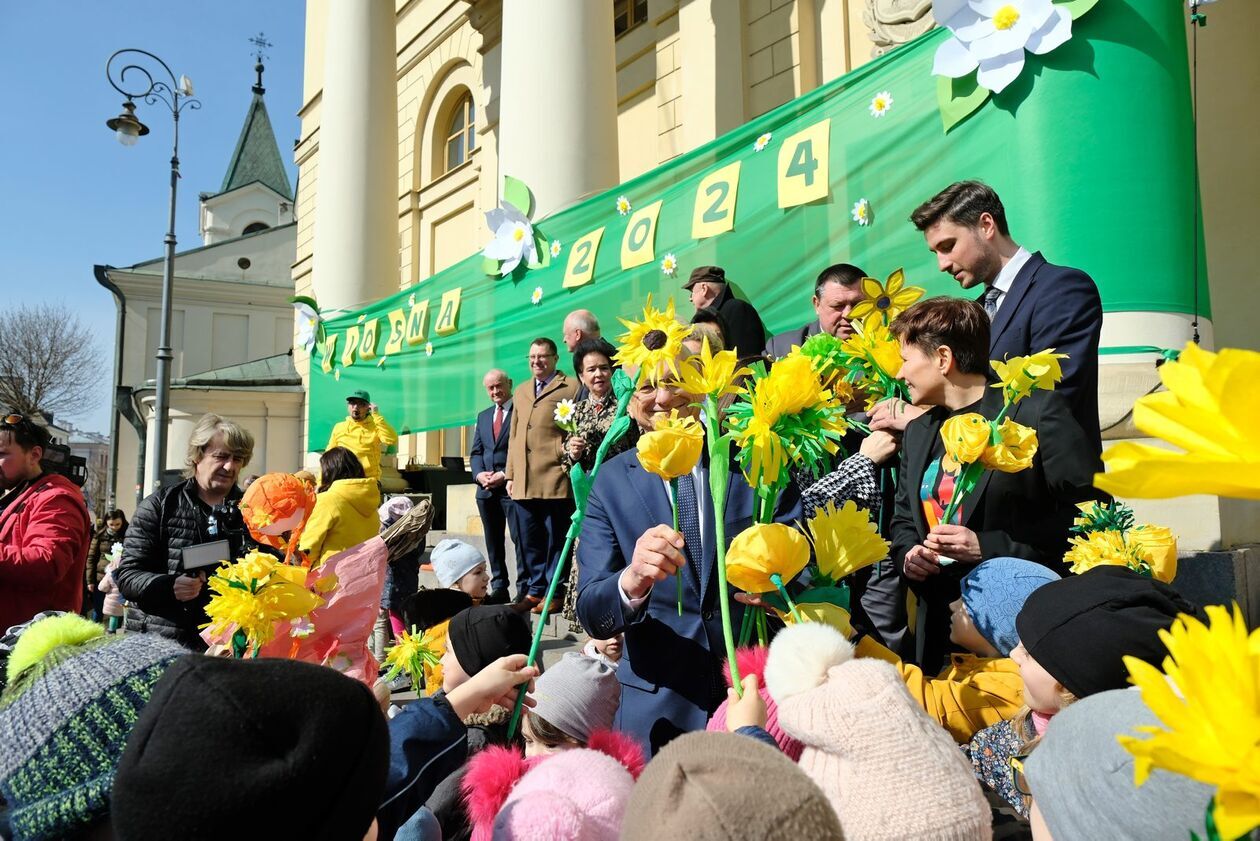  Przedszkolaki świętują pierwszy dzień wiosny (zdjęcie 12) - Autor: DW