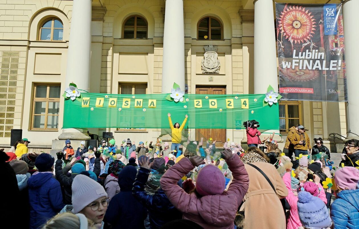  Przedszkolaki świętują pierwszy dzień wiosny (zdjęcie 20) - Autor: DW