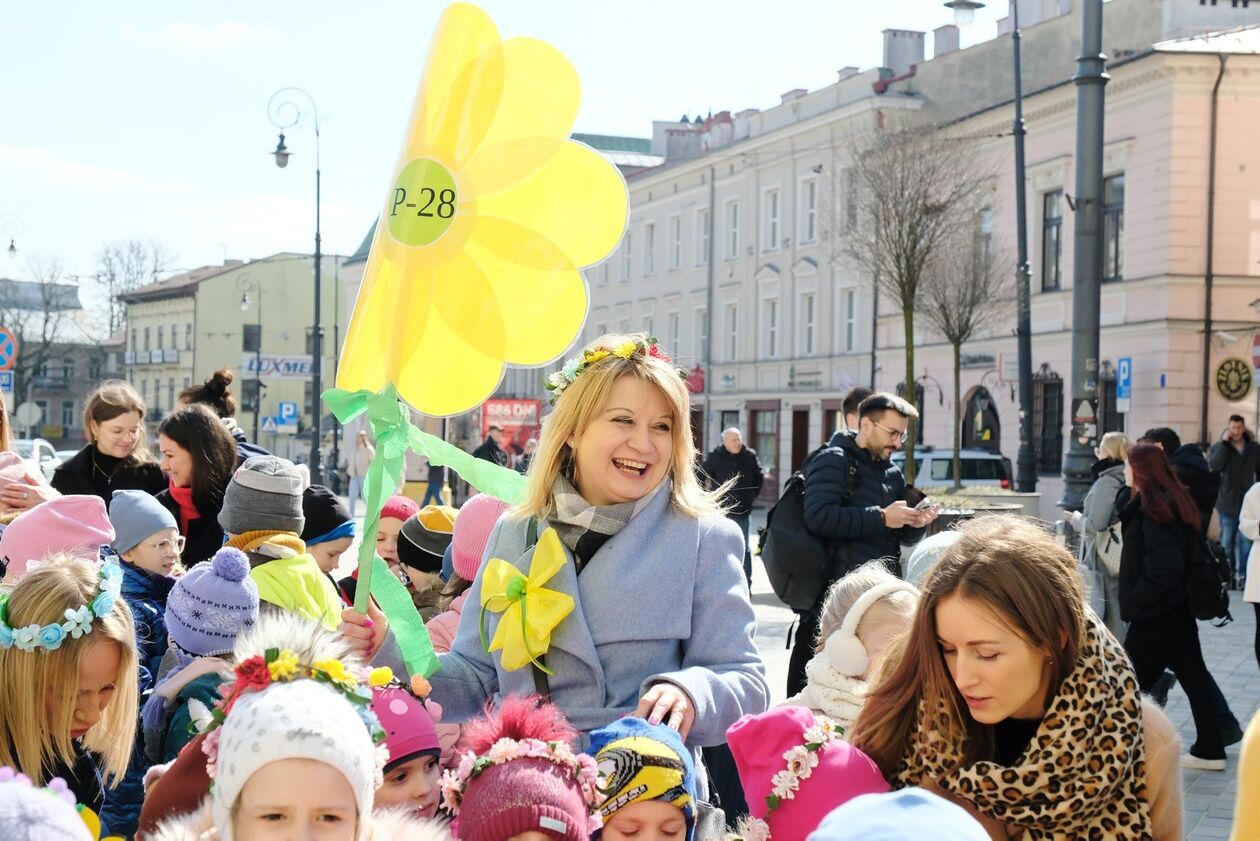  Przedszkolaki świętują pierwszy dzień wiosny (zdjęcie 29) - Autor: DW