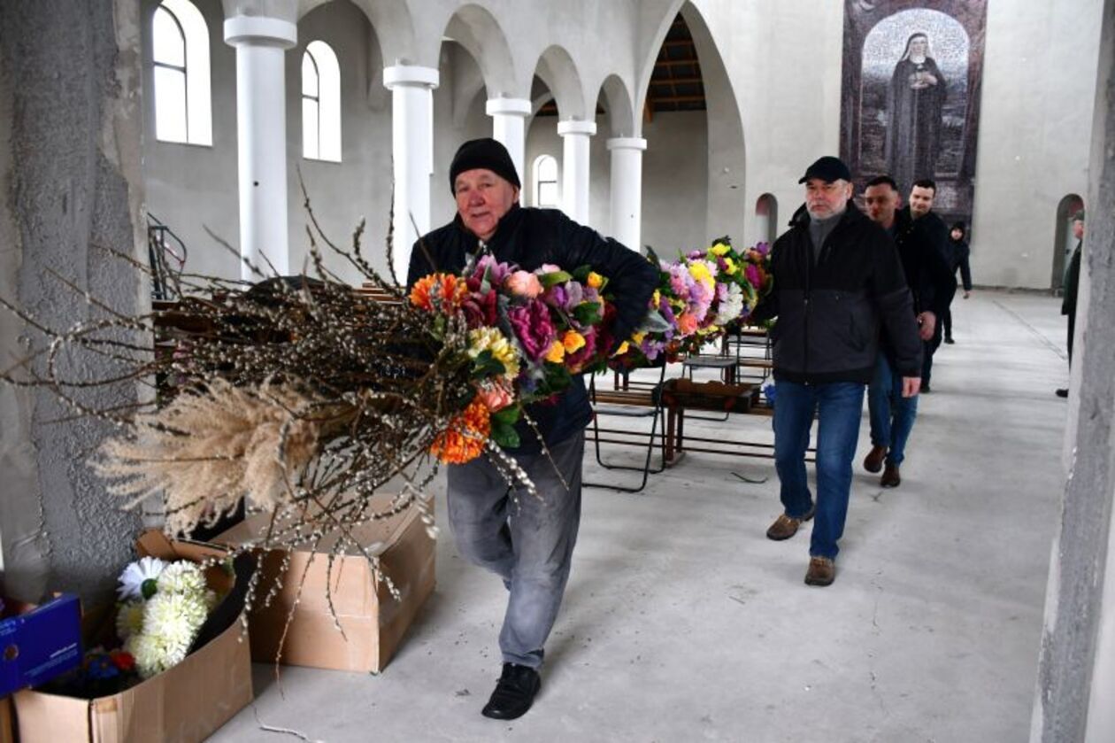  13-metrowa palma stanęła przed kościołem pw. Św. Kingi w Świdniku (zdjęcie 11) - Autor: Świdnik Wysokich Lotów