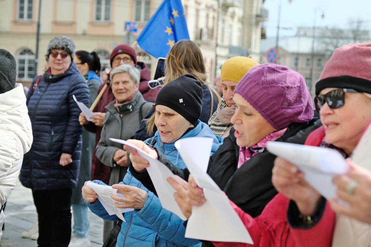  Odśpiewali Odę do Radości w 67 rocznicę podpisania Traktatów Rzymskich  (zdjęcie 13) - Autor: DW