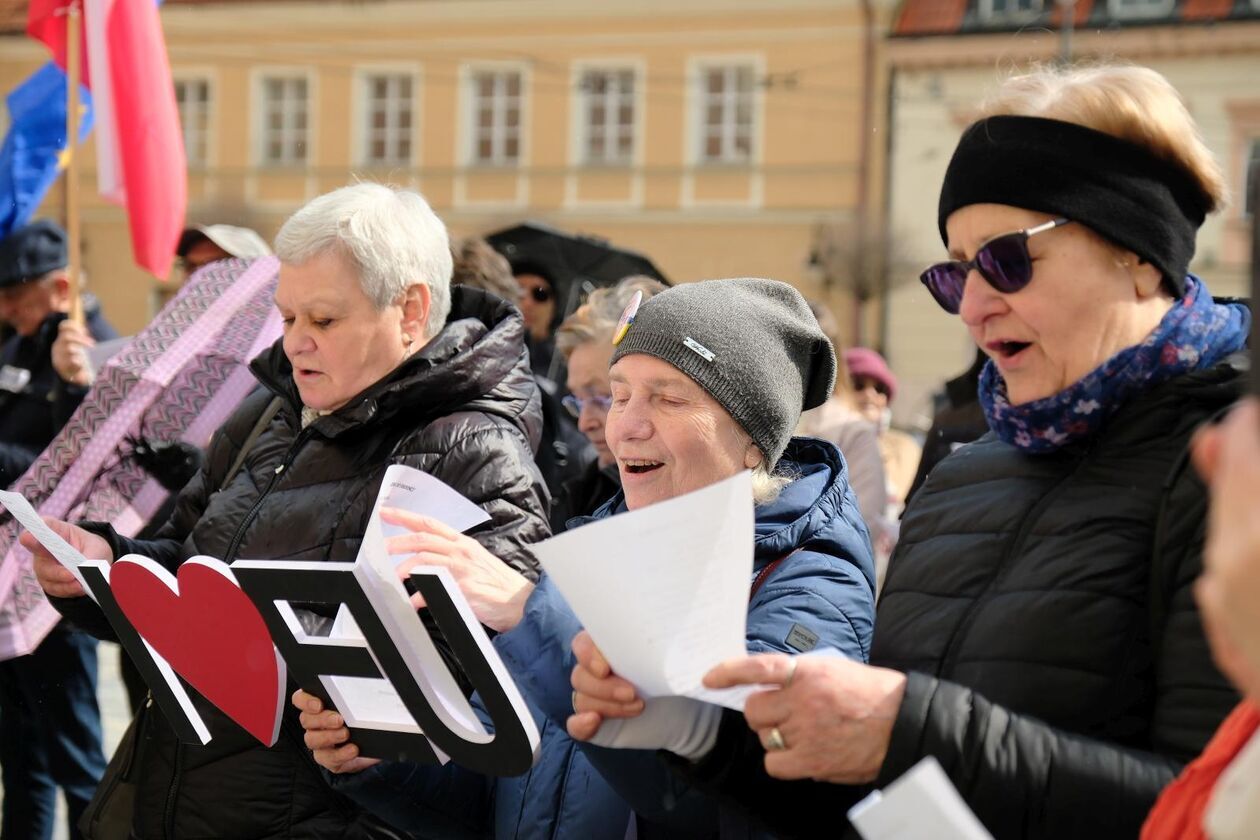  Odśpiewali Odę do Radości w 67 rocznicę podpisania Traktatów Rzymskich  (zdjęcie 10) - Autor: DW