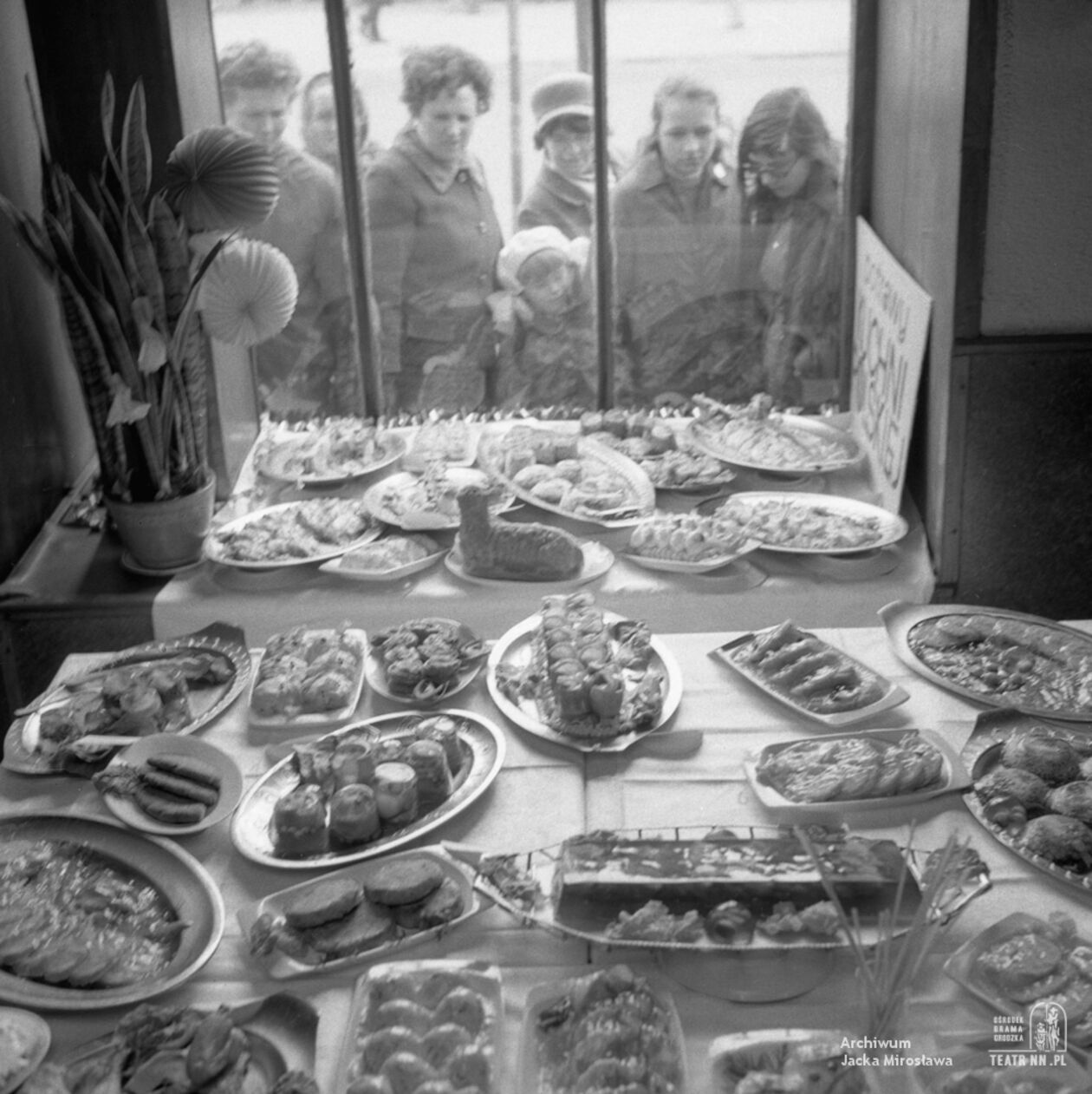  <p>Fotografia przedstawia witrynę restauracji Śr&oacute;dmiejska przy ulicy Gabriela Narutowicza 13 w Lublinie</p>