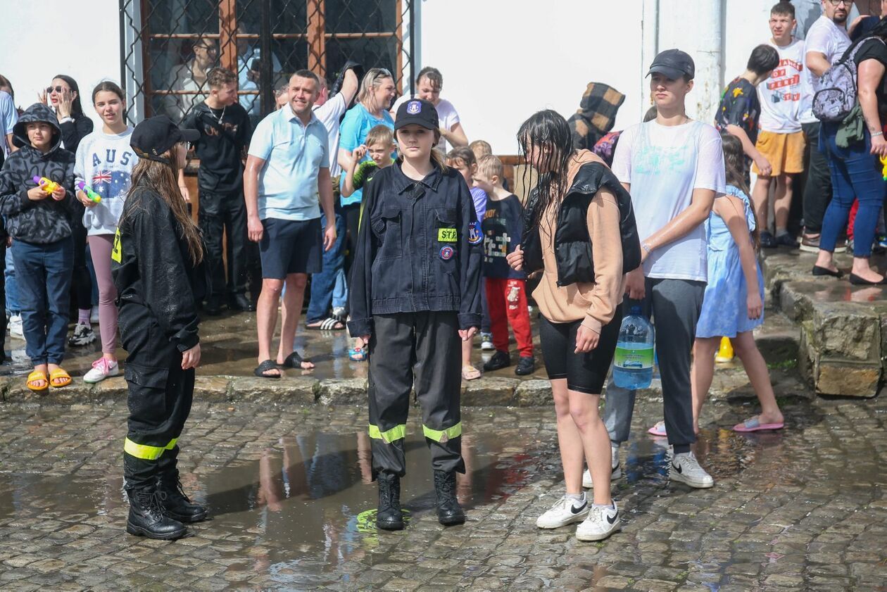  Śmigus-dyngus w Kazimierzu. Strażacy polewali na rynku i bulwarach wiślanych (zdjęcie 37) - Autor: WS