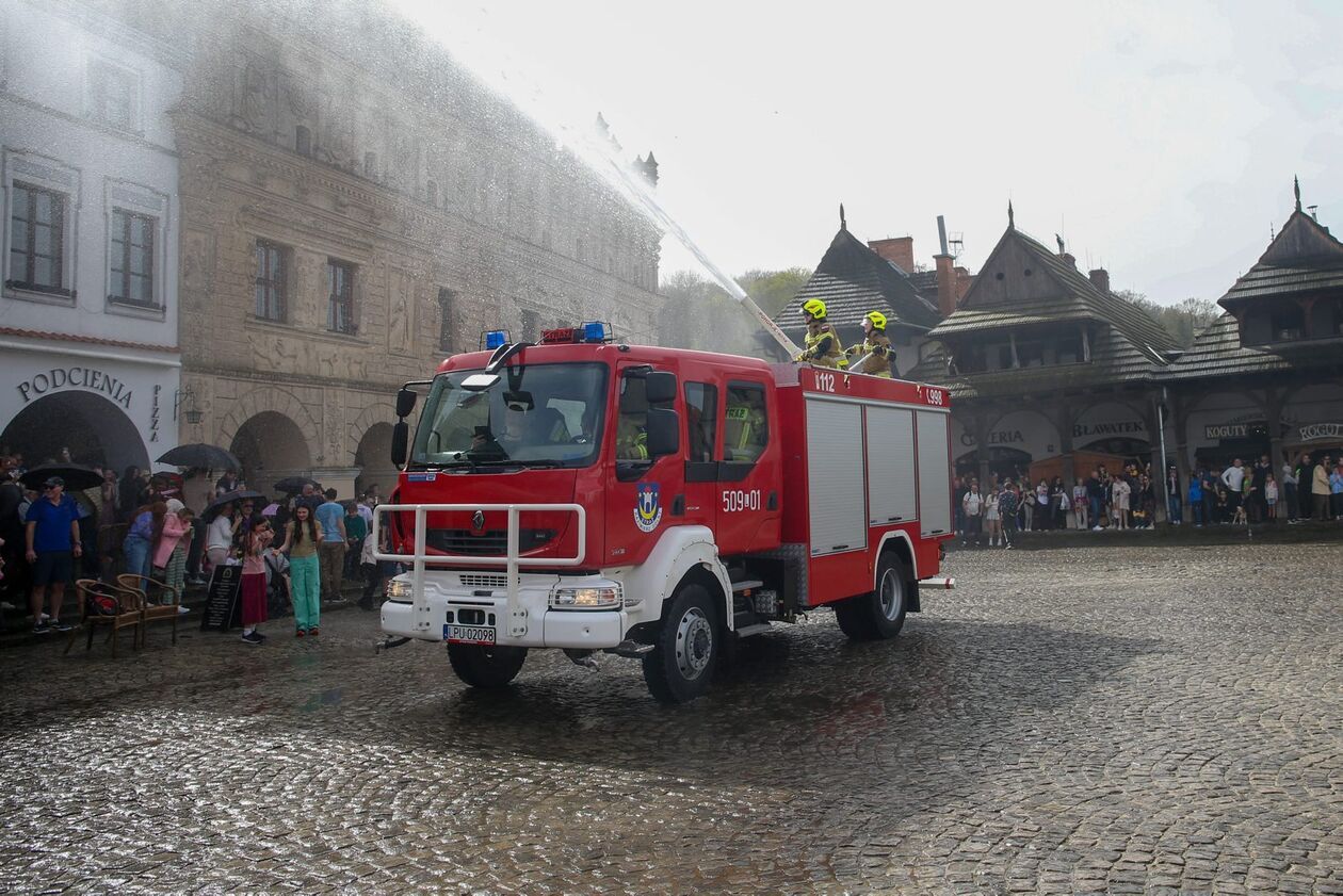  Śmigus-dyngus w Kazimierzu. Strażacy polewali na rynku i bulwarach wiślanych (zdjęcie 36) - Autor: WS