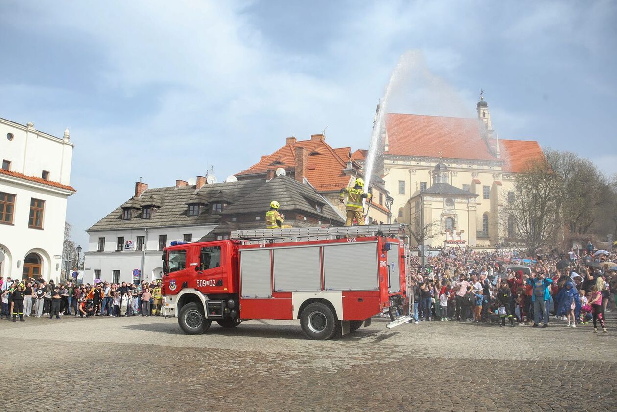  Śmigus-dyngus w Kazimierzu. Strażacy polewali na rynku i bulwarach wiślanych (zdjęcie 34) - Autor: WS