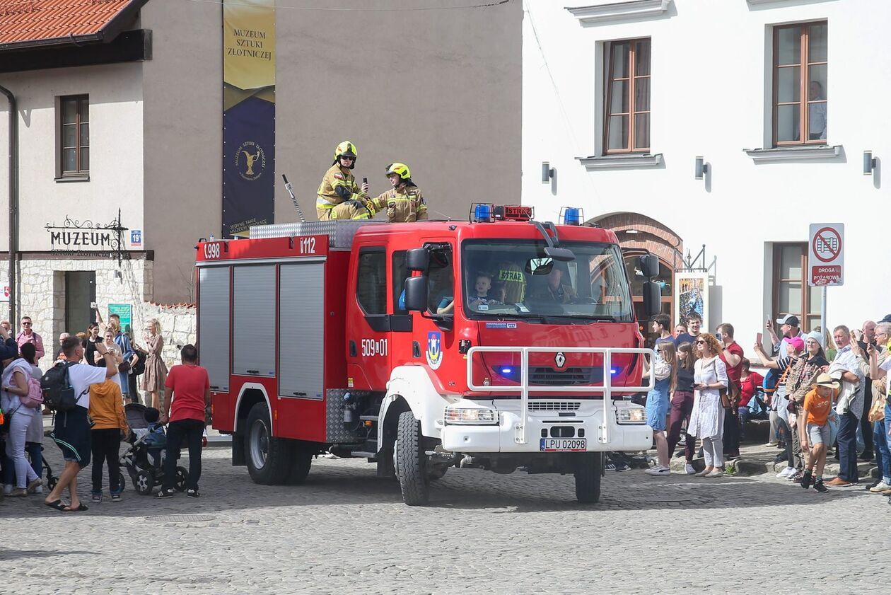  Śmigus-dyngus w Kazimierzu. Strażacy polewali na rynku i bulwarach wiślanych (zdjęcie 33) - Autor: WS